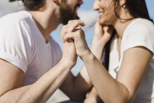 Relacje otwarte, poliamoria i monogamia – co wybrać?